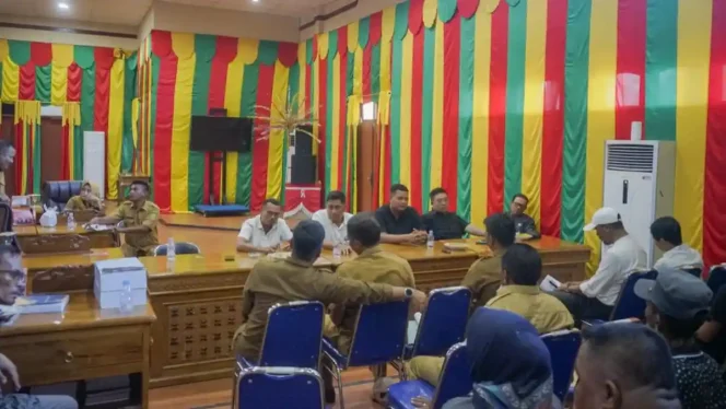 
					RDP DI DPRD LINGGA - Komisi II Dewan Perwakilan Rakyat Daerah (DPRD) Kabupaten Lingga memanggil pihak PT Citra Sugi Aditya (CSA) guna membahas persoalan penggusuran lahan sagu milik masyarakat di Desa Pekaka dalam Rapat Dengar Pendapat (RDP), Senin (6/4/2026).