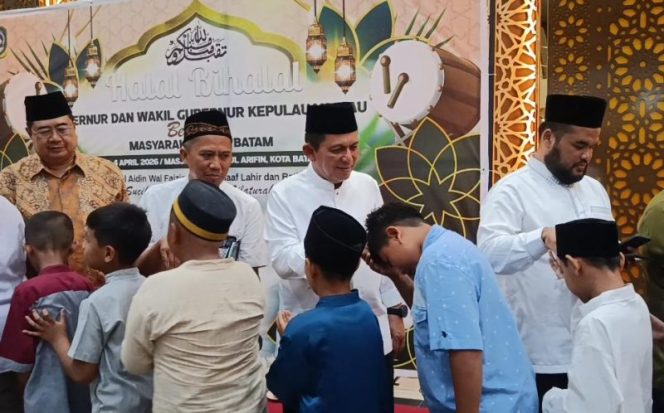 
					Gubernur Kepri Ansar Ahmad bersalaman dengan jamaah masjid Mukhtarul Arifin usai acara halal bi halal. 