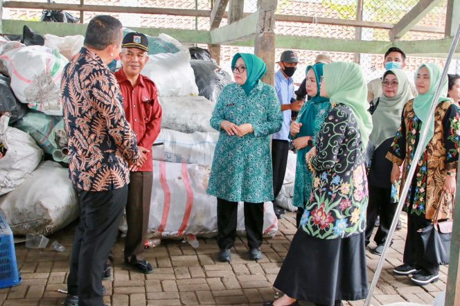 
					Ketua TP-PKK Batam, Erlita Amsakar, bersama rombongan mengunjungi bank sampah di Jakarta Barat, Senin (6/4/2026). 