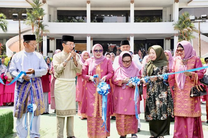 
					Wali Kota Batam, Amsakar Achmad bersama Ketua TP-PKK Batam, Erlita Amsakar, dan sejumlah pejabat membuka Bazar PKK Kota Batam dalam rangka MTQH XXXIV di Dataran Engku Putri, Jumat (10/4/2026). 