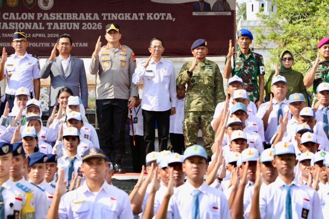 
					Wali Kota Batam, Amsakar Achmad, bersama Forkopimda Batam dan calon paskibraka Batam usai upacara pembukaan seleksi di Dataran Engku Putri, Batamcentre, Senin (13/4/2026).
