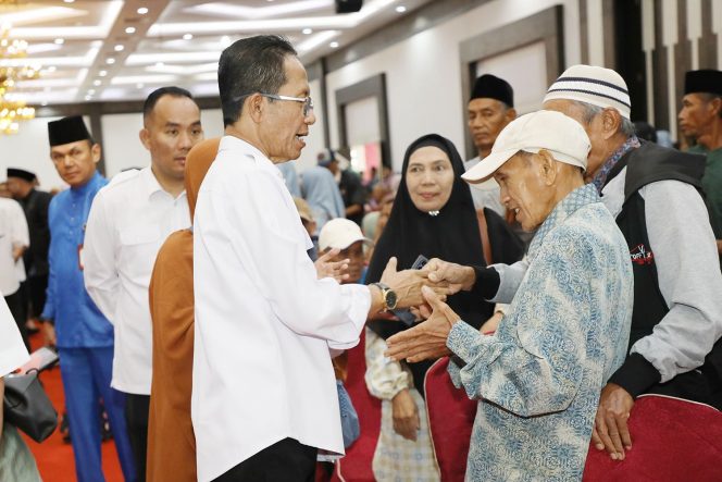 
					Wali Kota Batam, Amsakar Achmad, berbincang dengan sejumlah lansia saat menghadiri silaturahmi di Golden Prawn, Bengkong, Senin (13/4/2026).