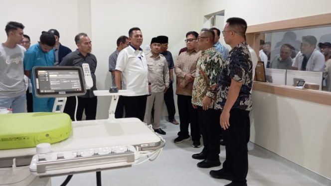 
					Gubernur Kepri Ansar Ahmad bersama Wakil Gubernur Nyanyang Haris Pratamura didampingi Bupati Kepulauan Anambas Aneng, Wakil Bupati Raja Bayu meninjau RSUD Tarempa, Kepulauan Anambas. 
