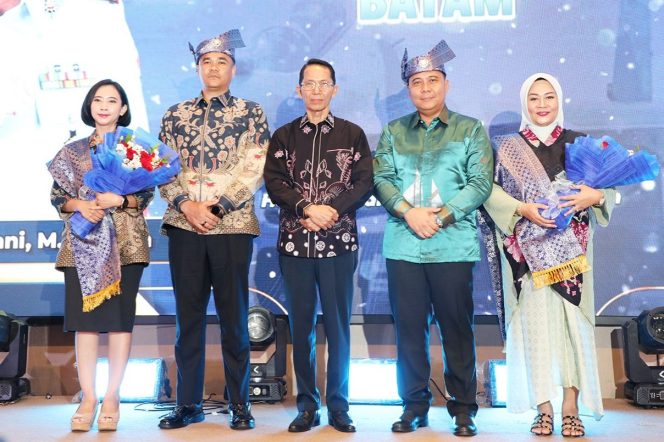 
					Wali Kota Batam, Amsakar Achmad, bersama Danlanud Hang Nadim saat pisah sambut di Wyndham Panbil Batam, Senin (13/4/2026) malam.