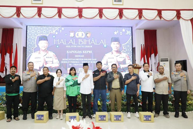 
					Wali Kota Batam, Amsakar Achmad, bersama Wakil Wali Kota Batam, Li Claudia Chandra, menghadiri halalbihalal Polda Kepri bersama komunitas pengemudi online serta serikat buruh se-Kepri, Selasa (14/4/2026).