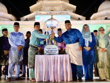 Wali Kota Batam, Amsakar Achmad, menyerahkan piala bergilir dan hadiah kepada kafilah Sagulung saat malam penutupan MTQH XXXIV di Dataran Engku Putri Batamcentre, Kamis (16/4/2026) malam