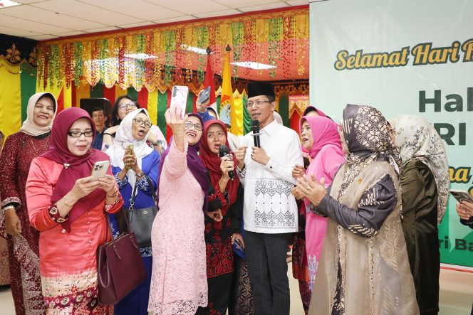 
					Sejumlah pensiunan pegawai berswafoto bersama Wali Kota Batam, Amsakar Achmad, saat menghadiri halalbihalal PWRI Kota Batam di Aula Gedung LAM Kepri, Batam, Sabtu (18/4/2026).