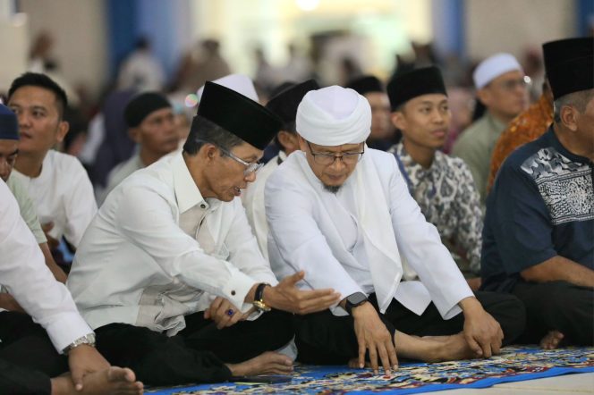 
					Wali Kota Batam, Amsakar Achmad, berbincang dengan AA Gym saat menghadiri Tabligh Akbar dan Halalbihalal DPD AGPAII Kota Batam di Masjid Sultan Mahmud Riayat Syah, Sabtu (18/4/2026).