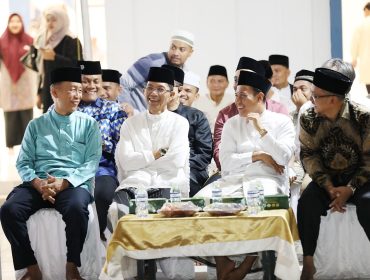 Wali Kota Batam, Amsakar Achmad, menghadiri Tablig Akbar dan Safari Dakwah yang diselenggarakan PERMASA Kota Batam, di Masjid Agung Raja Hamidah, Minggu (19/4/2026) malam.