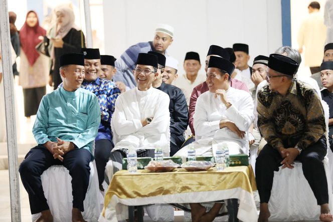
					Wali Kota Batam, Amsakar Achmad, menghadiri Tablig Akbar dan Safari Dakwah yang diselenggarakan PERMASA Kota Batam, di Masjid Agung Raja Hamidah, Minggu (19/4/2026) malam.