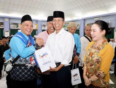 Wali Kota Batam, Amsakar Achmad, bersama Wakil Wali Kota Batam, Li Claudia Chandra, menyerahkan bingkisan kepada JCH Batam di Asrama Haji Batamcentre, Selasa (21/4/2026). 