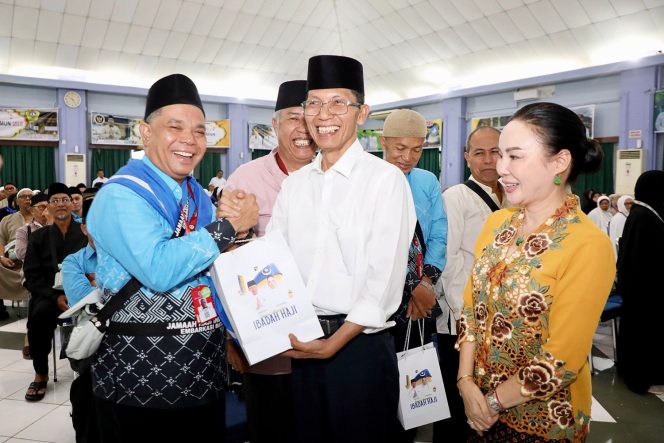 
					Wali Kota Batam, Amsakar Achmad, bersama Wakil Wali Kota Batam, Li Claudia Chandra, menyerahkan bingkisan kepada JCH Batam di Asrama Haji Batamcentre, Selasa (21/4/2026). 