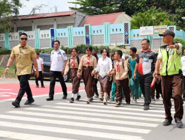Wakil Wali Kota Batam, Li Claudia Chandra, membimbing siswa SDN 001 Batam Kota menyeberangi jalan lewat ZoSS, Rabu (22/4/2026). 