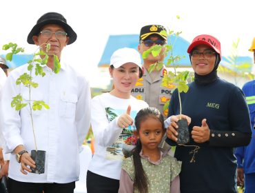 Wali Kota Batam, Amsakar Achmad, bersama Wakil Wali Kota Batam, Li Claudia Chandra, meresmikan Gema Batam ASRI dalam rangka memperingati Hari Bumi di Tanjung Banon, Rempang Eco City, Rabu (22/4/2026). 