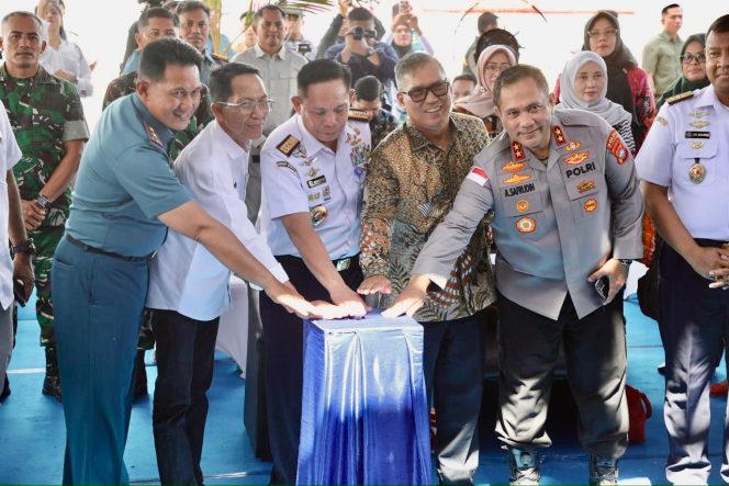 
					Wali Kota Batam, Amsakar Achmad, bersama Forkopimda Kepr ikut meresmikan Mako Bakamla Zona Barat, Tengah, dan Timur yang dipusatkan di Mako Bakamla Zona Barat di Jalan Trans Barelang Jembatan IV, Setokok, Bulang, Kota Batam, Kamis (23/4/2026). 