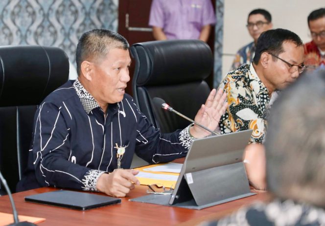
					Sekda Batam, Firmansyah, memimpin rapat koordinasi terkait efisiensi anggaran dan rencana penjabaran kedua APBD Tahun Anggaran 2026 di Kantor Wali Kota Batam, Kamis (23/4/2026). 