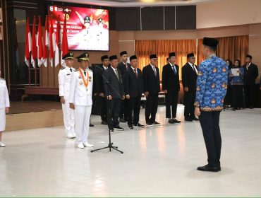 Wali Kota Batam, Amsakar Achmad, bersama Wakil Wali Kota Batam, Li Claudia Chandra, menghadiri upacara peringatan Hari Otonomi Daerah ke-30 tingkat Kota Batam di Kantor Wali Kota Batam, Senin (27/4/2026).