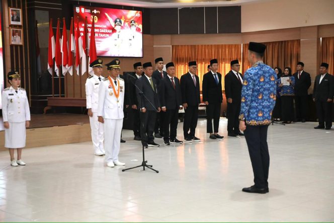 
					Wali Kota Batam, Amsakar Achmad, bersama Wakil Wali Kota Batam, Li Claudia Chandra, menghadiri upacara peringatan Hari Otonomi Daerah ke-30 tingkat Kota Batam di Kantor Wali Kota Batam, Senin (27/4/2026).