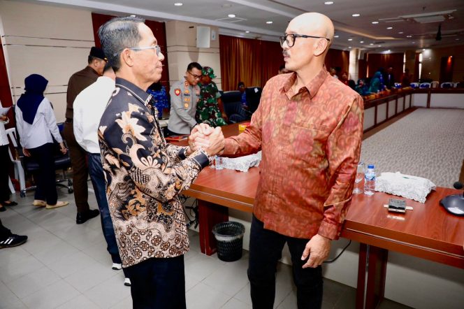
					Wali Kota Batam, Amsakar Achmad, berjabat tangan dan berbincang dengan Wakil Bupati Bangli, I Wayan Diar, usai pertemuan di Kantor Wali Kota Batam, Senin (27/4/2026). 