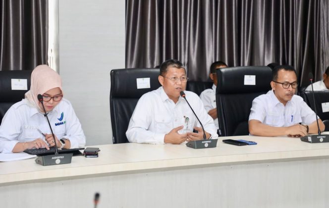 
					Ketua Satgas MBG Kota Batam, Firmansyah, memimpin rapat evaluasi di Kantor Wali Kota Batam, Rabu (29/4/2026). 