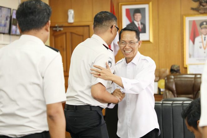 
					Wali Kota Batam, Amsakar Achmad, menerima kunjungan Kepala Imigrasi Kepri di Kantor Wali Kota Batam, Rabu (29/4/2026).