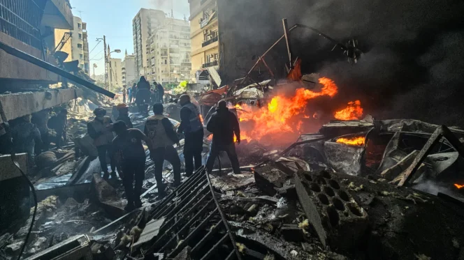 
					Foto: First responders stand amid rubble at the site of an Israeli air strike in Beirut's Corniche al-Mazraa neighbourhood on 8 April 2026 (AFP)