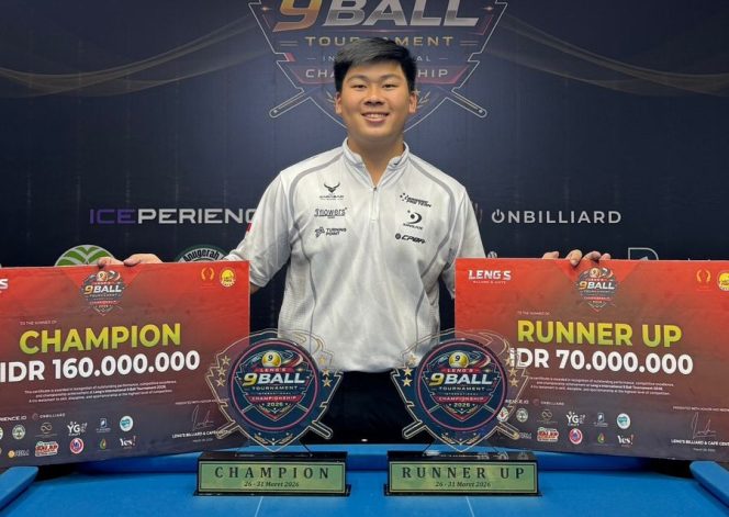 
					Albert Januarta saat menunjukan trofi dan hadiah juara pada Turnamen Leng’s 9 Ball Tournament International Championship 2026 yang diselanggarakan di Kecamatan Kedamaian, Kota Bandar Lampung, Minggu (31/3/2026)