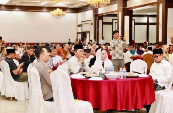 
					Wali Kota Batam, Amsakar Achmad, saat menghadiri kegiayan halabihalal bersama Lembaga Kemasyarakatan Kelurahan (LKK), tokoh masyarakat, dan warga se-kecamatan Bengkong