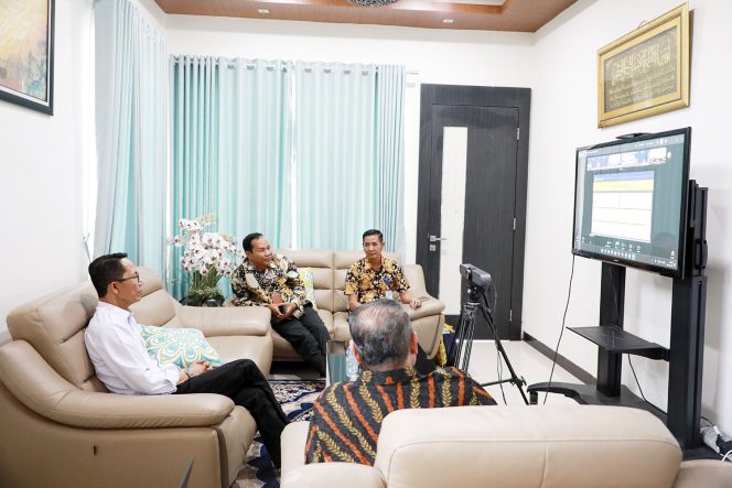 
					Wali Kota Batam, Amsakar Achmad, mengikuti entry meeting pemeriksaan LKPD Tahun 2025 secara virtual melalui Zoom Meeting, Kamis (2/4/2026).