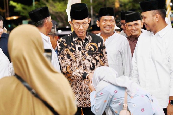 
					Sejumlah warga menyambut kehadiran Wali Kota Batam, Amsakar Achmad, saat halalbihalal di Segulung, Kamis (2/4/2026) malam.