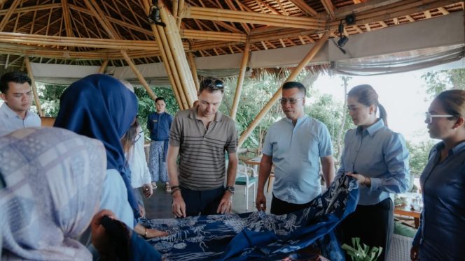 
					Kunjungan Ny. Sinta Aneng ke PT. Pulau Bawah Destinasi Pariwisata Kelas Dunia Bersama Bupati Anambas yang Mengenakan Baju Kemeja Biru Laut Untuk Mendorong UMKM