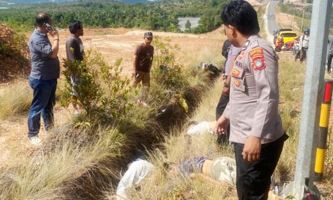 
					Polisi dan Warga saat menemukan para korban kecelakaan