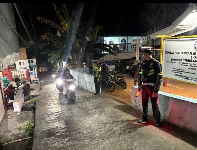 
					Rangkaian ibadah yang dimulai sejak pukul 05.00 WIB hingga 18.00 WIB tersebut diikuti ratusan umat Kristiani di berbagai gereja yang tersebar di wilayah itu.