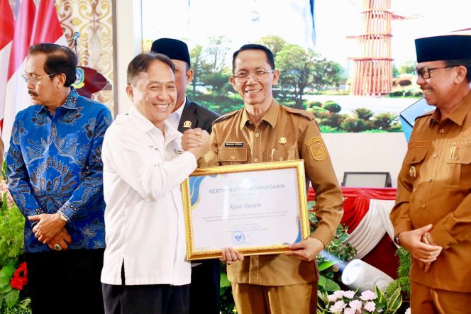 
					Wali Kota Batam, Amsakar Achmad, menerima sertifikat penghargaan saat menghadiri Musrenbang tingkat Provinsi Kepri di Tanjungpinang, Senin (6/4/2026).