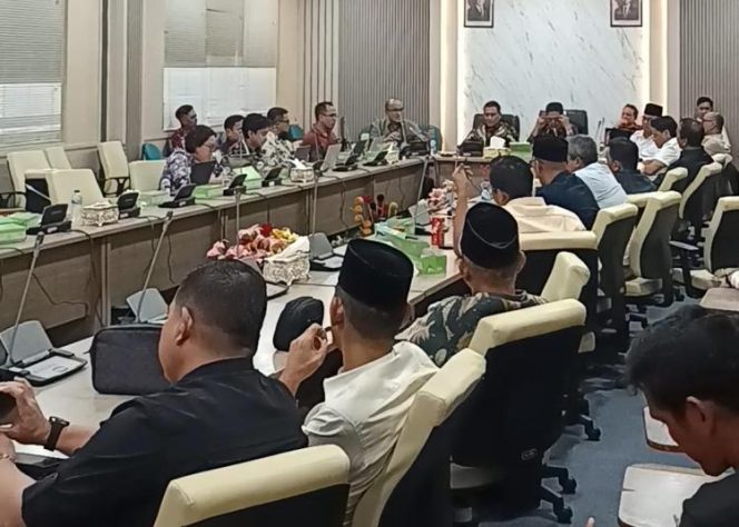 
					Anggota DPRD Kota Batam, bersama Direktur Koordinasi dan Supervisi Wilayah I KPK, Brigjen Pol Agung Yudha Wibowo, dalam pertemuan terkait Program Pemberantasan Korupsi Terintegrasi Tahun 2026. Selasa, 7 April 2026