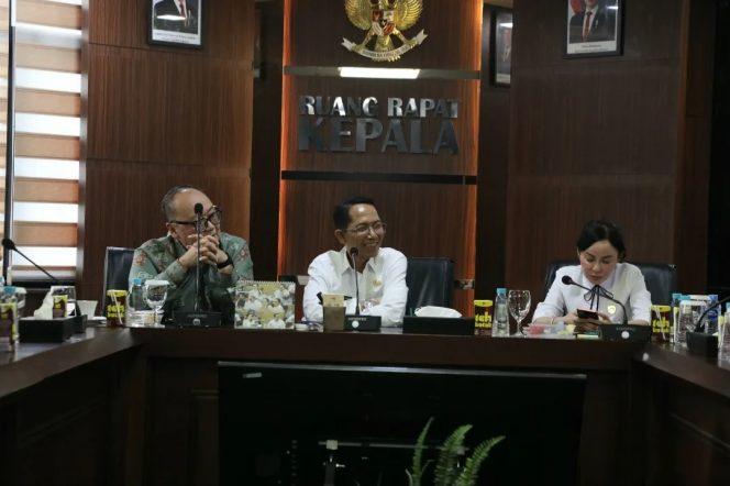 
					Wali Kota Batam, Amsakar Achmad, bersama Wakil Wali Kota Batam, Li Claudia Chandra, menyerahkan bantuan untuk lansia di Belakangpadang, Rabu (8/4/2026).