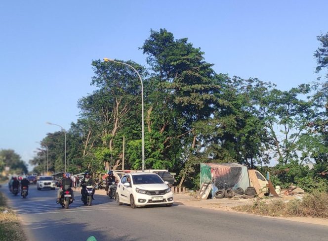 
					Sejumlah kendaraan melintas di Jalan Tengku Sulung Batam kota, Minggu (1/2). Pemerintah berencana akan melakukan pelabaran jalan tersebut.