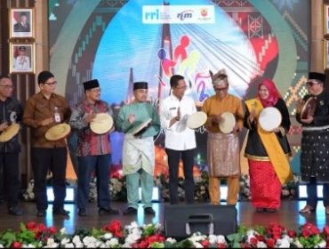 Wali Kota Batam, Amsakar Achmad, resmi membuka kegiatan Pantun Tiga Serumpum