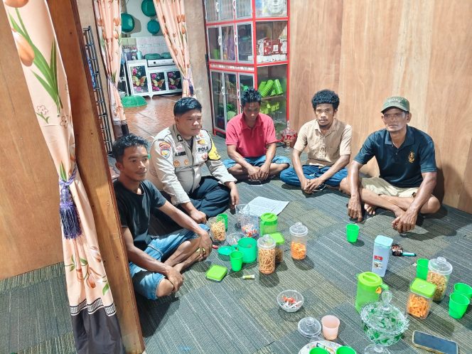 
 Mendukung Program Kapolda Riau “Green Policing” Bhabinkamtibmas Desa Penjuru Pastikan Warga Menangkap Ikan dan Udang Tidak dengan Cara Setrum dan Racun