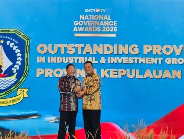 Gubernur Kepri Ansar Ahmad menerima tropi dari Mendagri RI Tito Karnavian pada ajang National Governance Awards 2026 yang digelar di The Ritz-Carlton Jakarta, Jumat (24/4/2026).