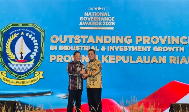 
					Gubernur Kepri Ansar Ahmad menerima tropi dari Mendagri RI Tito Karnavian pada ajang National Governance Awards 2026 yang digelar di The Ritz-Carlton Jakarta, Jumat (24/4/2026).