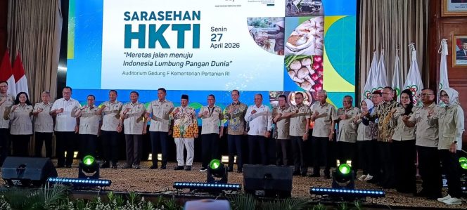 
					Wakil Gubernur Kepri Nyanyang Haris Pratamura (dua dari kanan) saat Hari Ulang Tahun HKTI ke-53 yang digelar di Auditorium Kementerian Pertanian RI, Jakarta, Senin (27/4/2026). 