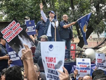 Sejumlah elit Partai NasDem bereaksi keras terhadap cover Majalah Tempo yang menampilkan Ketua Umum Surya Paloh terkait laporan wacana merger NasDem dengan Partai Gerindra pimpinan Presiden Prabowo Subianto. (Foto: ANTARA/SULTHONY HASANUDDIN)