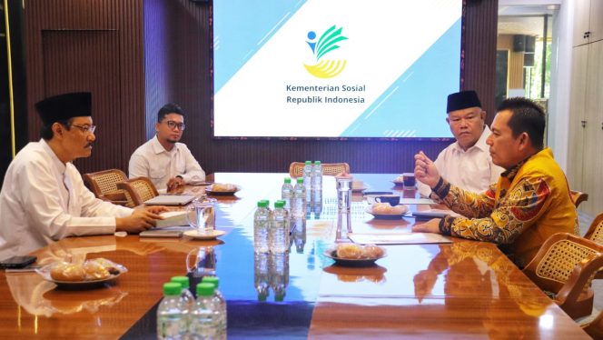 
					Gubernur Kepulauan Riau, Ansar Ahmad didampingi Kadinsos Mahadi Rahman, berdialog dengan Menteri Sosial RI, Saifullah Yusuf pada Rabu (29/4/2026). Pertemuan informal di Kafe Kemensos, Jakarta itu menghasilkan sejumlah kesepakatan strategis dalam rangka memperkuat kesejahteraan masyarakat Kepri