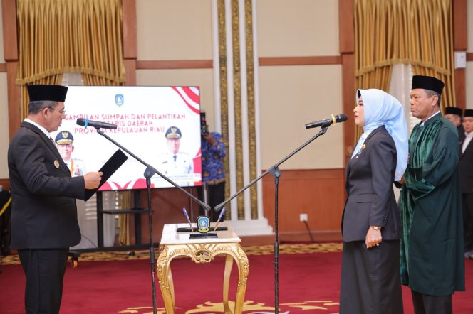 
					Gubernur Kepulauan Riau, H Ansar Ahmad resmi melantik Misni, SKM., M.Si. sebagai Sekretaris Daerah (Sekda) definitif Provinsi Kepulauan Riau di Gedung Daerah, Senin (27/4/2026). 