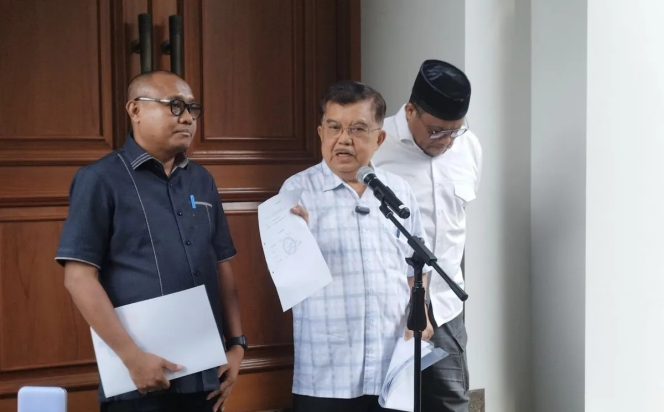 
					Wakil Presiden Ke-10 dan Ke-12 Jusuf Kalla saat konferensi pers di kediamannya, Jakarta, Minggu (5/4/2026). 
