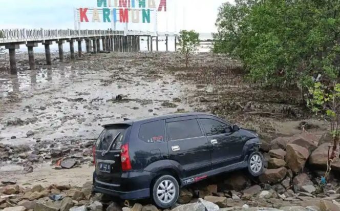 
					Mobil Lepas Kendali Tabrak Kerumunan Warga di Karimun