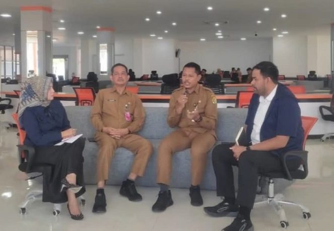 
 Kepala Dinas PUPR Karimun Raja Machrizal menjelaskan pelayanan berbasis digital yang disediakan di MPP Karimun