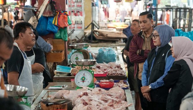 
 Sekda Kepri Misni didampingi Kepala Dinaspanhan Rika Azmi dan Kadis Perindag Riki Rionaldi berdialog dengan pedagang di Bintan Center, Jumat (15/5/2026). 