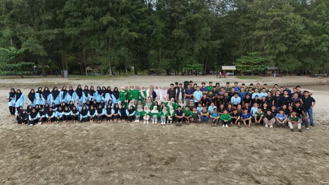 
					Alumni Dayah OD 2026 foto bersama panitia peusijuek dari alumni 2025, Pelaksanaan kegiatan dipercayakan kepada alumni angkatan 2025 yang dikenal dengan nama Intelegencia Generation.